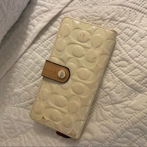 🤍 COACH full size wallet (has noticeable wear)
